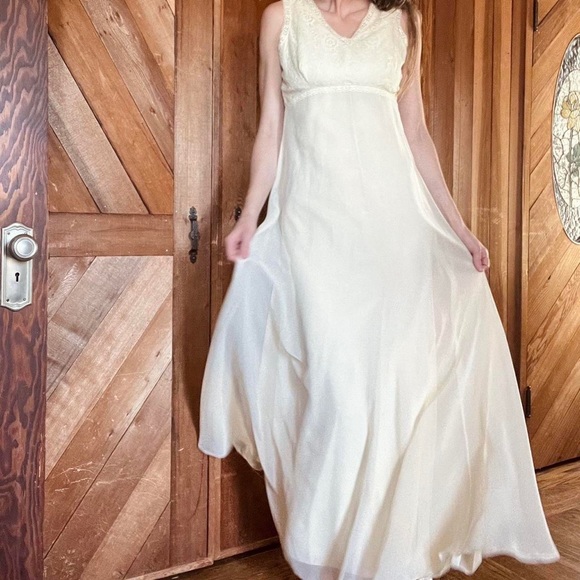 1960s Vintage Wedding Gown - Picture 6 of 8